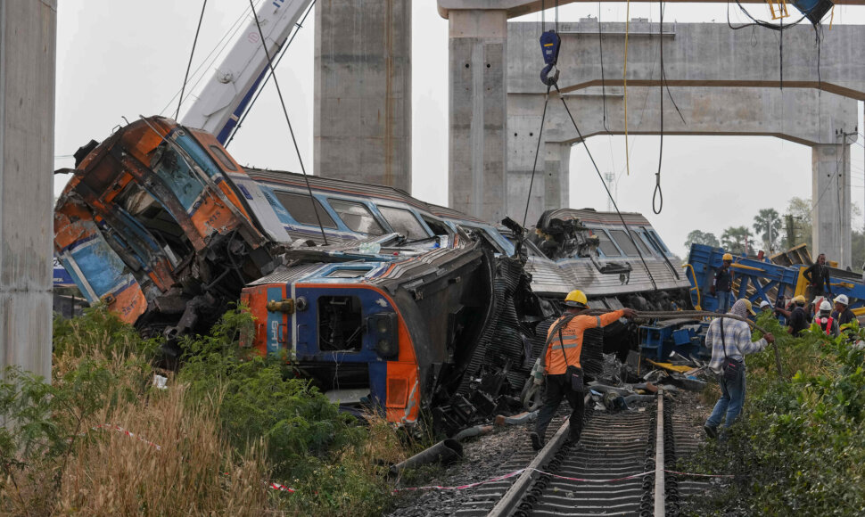 Tailande ant važiuojančio traukinio užvirto statybinis kranas /  / AP