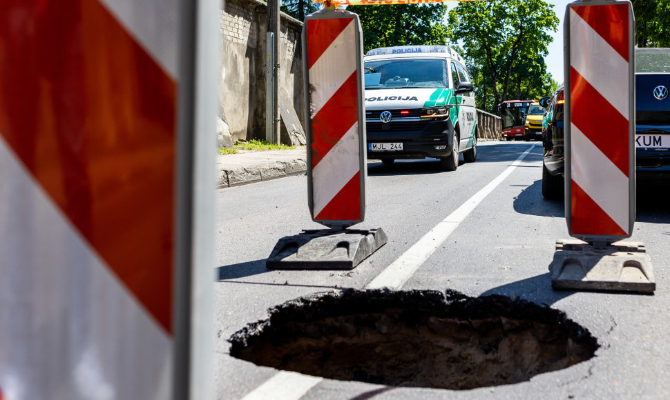 Rasų gatvėje atsivėrusi smegduobė