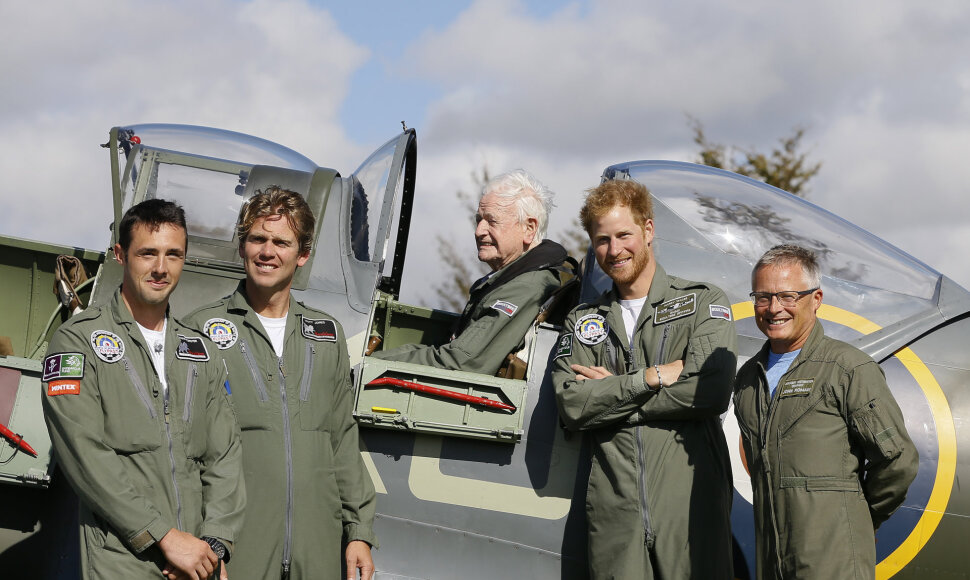 Princas Harry pagerbė Antrajame pasauliniame kare dalyvavusius pilotus.