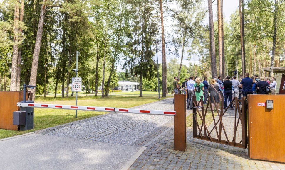 Seimo nariai apsilankė prabangiajame Gulbinų kvartale