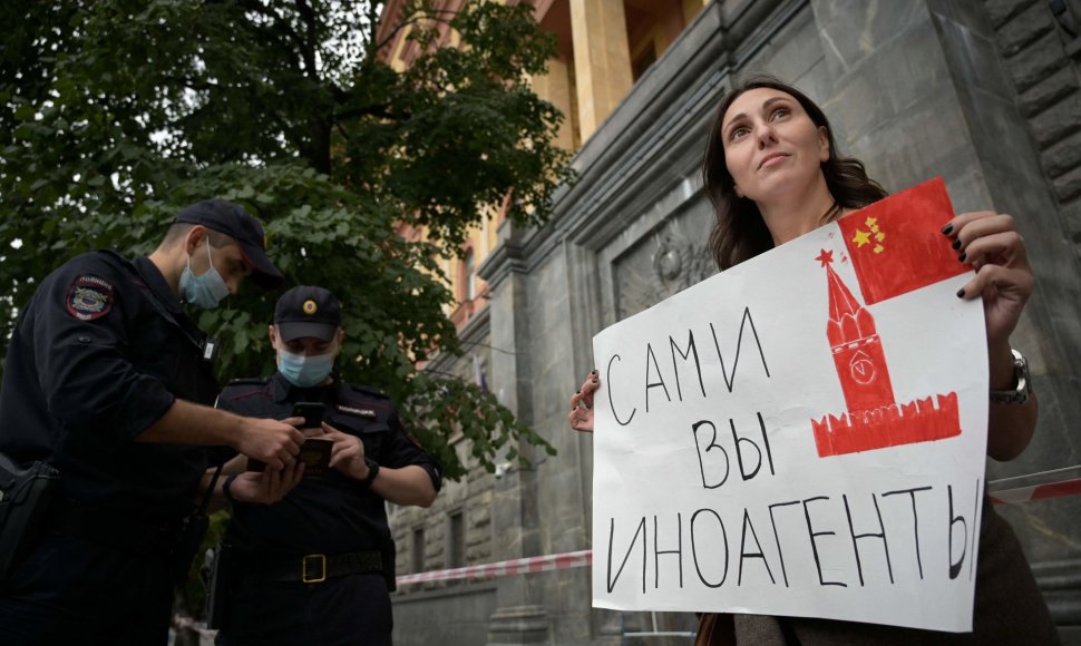 Rusijos teisingumo ministerijos „užsienio agentų“ sąraše šiuo metu yra kone 90 vardų ir pavadinimų