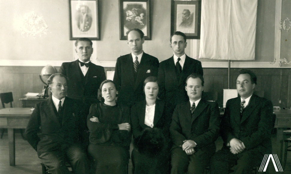 Žemaičių rašytojų posėdis apie 1936  ar 1937 m. Sėdi iš kairės Butkų Juzė, I. Simonaitytė, L. Janušytė, S. Anglickis, P. Genys, stovi iš kairės Petras Gintalas, S. Santvaras, F. Neveravičius