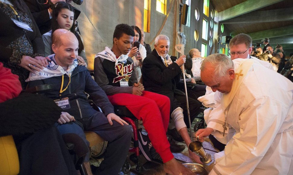 Popiežius Pranciškus 12-ai žmonių nuplovė kojas