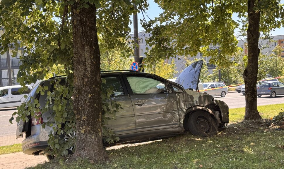 Vilniuje automobilis rėžėsi į autobusų stotelę su žmonėmis: viena mergina žuvo
