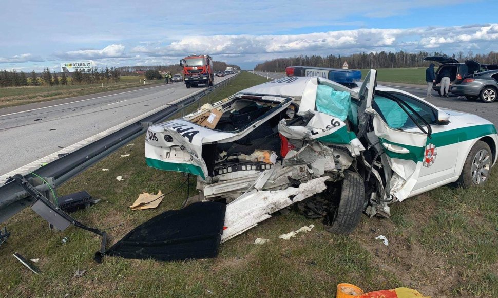 Greitkelyje į stovintį policijos automobilį rėžėsi pravažiuojanti mašina