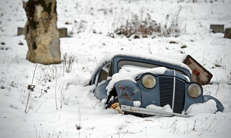 Pietvakarių Prancūzijoje apsnigtame lauke apleistas automobilis