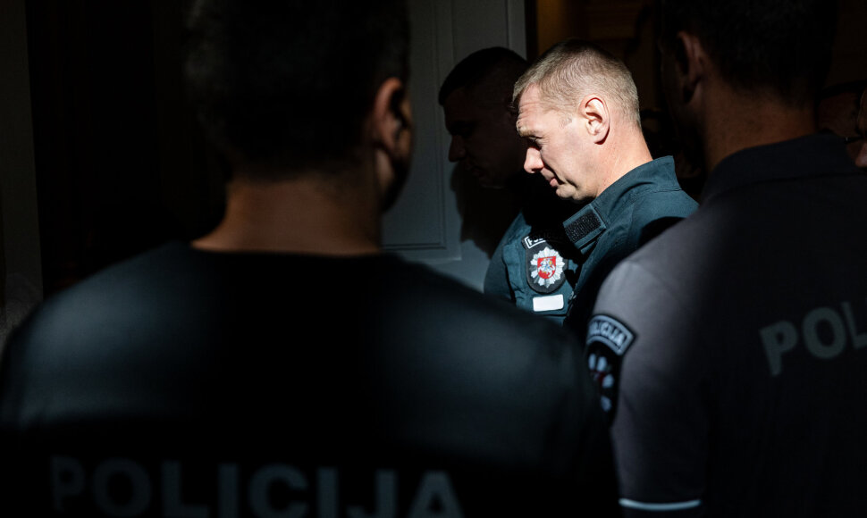 Ginkluotą moterį nu&scaron;ovusio pareigūno teismo posėdis