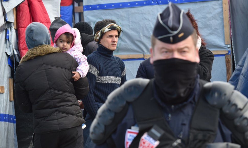 Prancūzijos pareigūnai pradėjo ardyti pabėgėlių stovyklą prie Kalė uostamiesčio