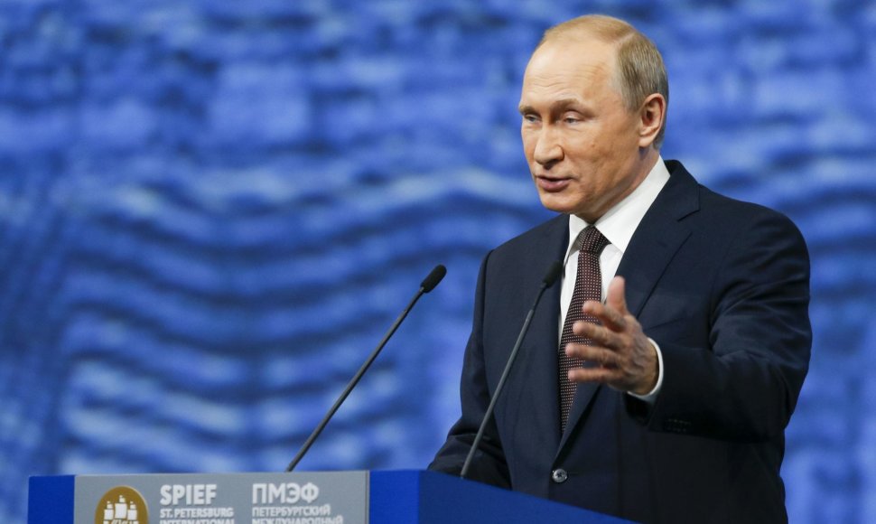 Rusijos prezidentas Vladimiras Putinas penktadienį ekonomikos forume Sankt Peterburge