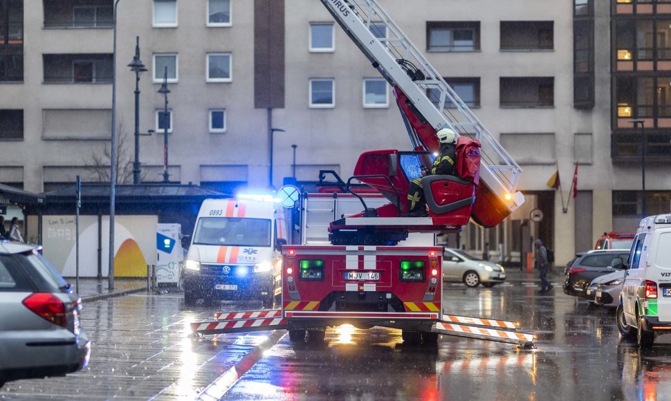 Į namą esantį šalia Seimo skubėjo ugnegesiai gelbėtojai