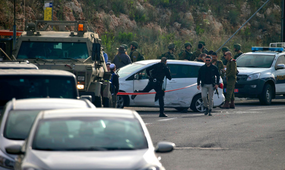 Vakarų Krante izraelietis arabas automobiliu įsirėžė į pakelės stotelę ir buvo nušautas