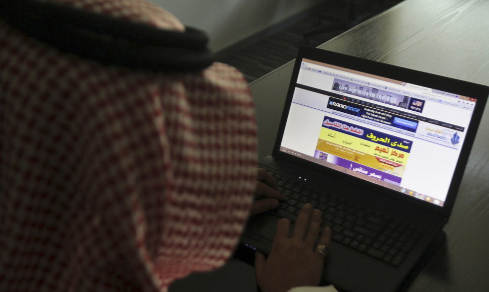 Saudo Arabijos pilietis naršo internete