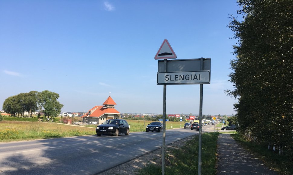 Sparčiai augančių Slengių gyventojai piktinasi, kad rajonui sparčiai augant infrastruktūra nevystoma.