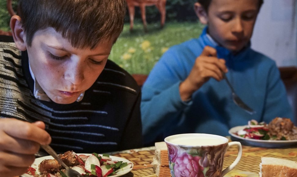 Vaikai valgo pietus Zalyšanų kaime