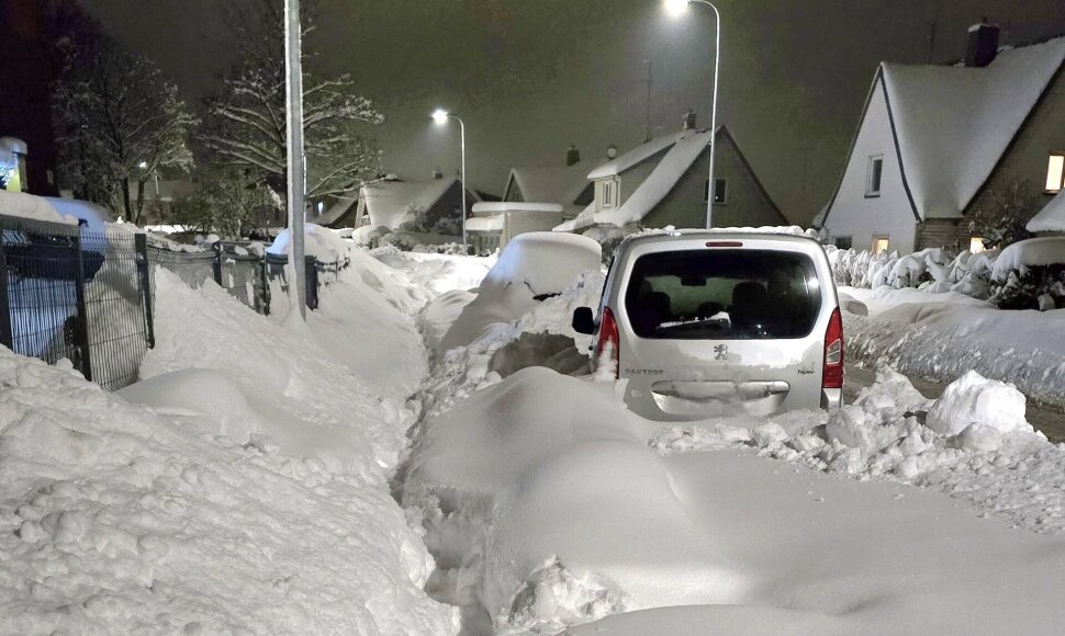 Sniego pusnyse atsidūręs automobilis Plungėje
