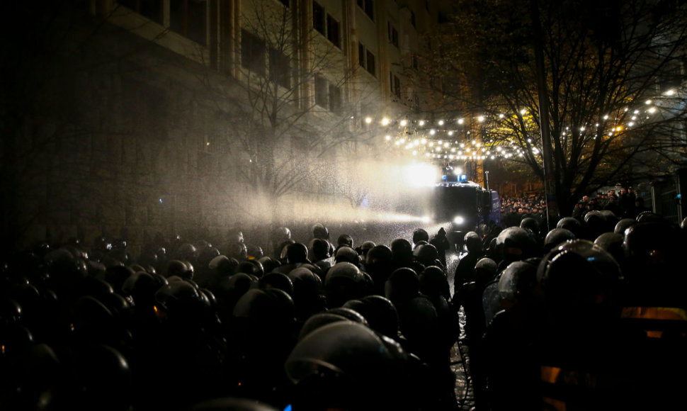 Sakartvelo policija vaikydama protestuotojus panaudojo vandens patranką