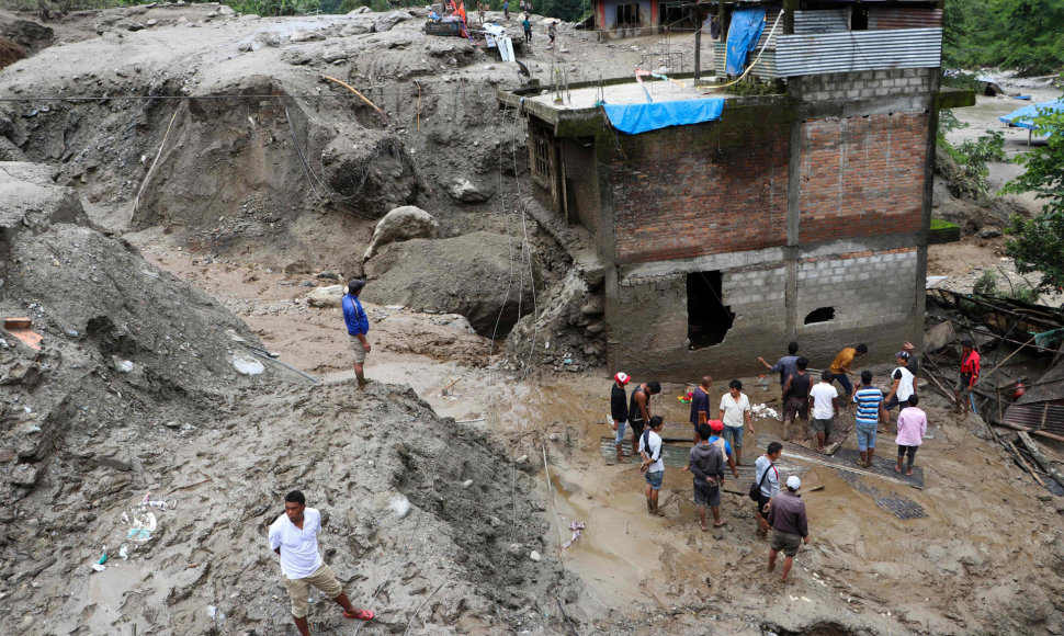 Nepale nuslinkus kelioms nuošliaužoms žuvo mažiausiai 10 žmonių