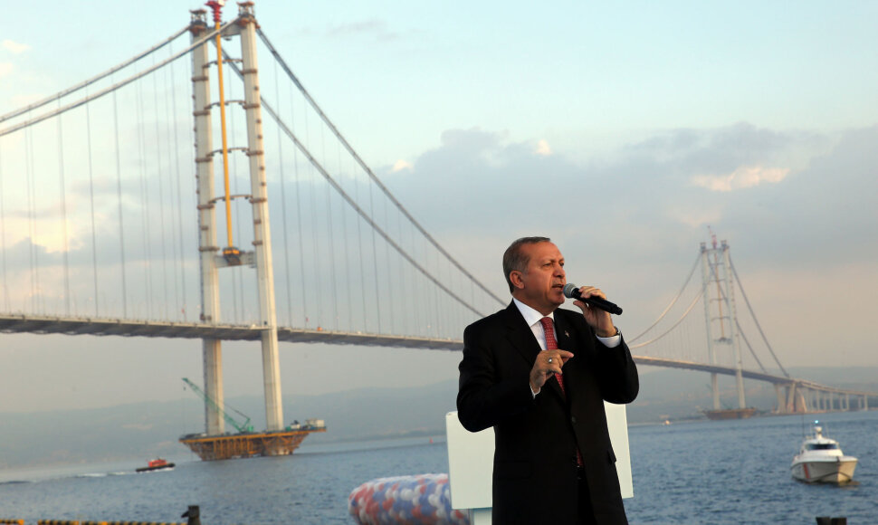 Recepas Tayyipas Erdoganas prie naujojo tilto