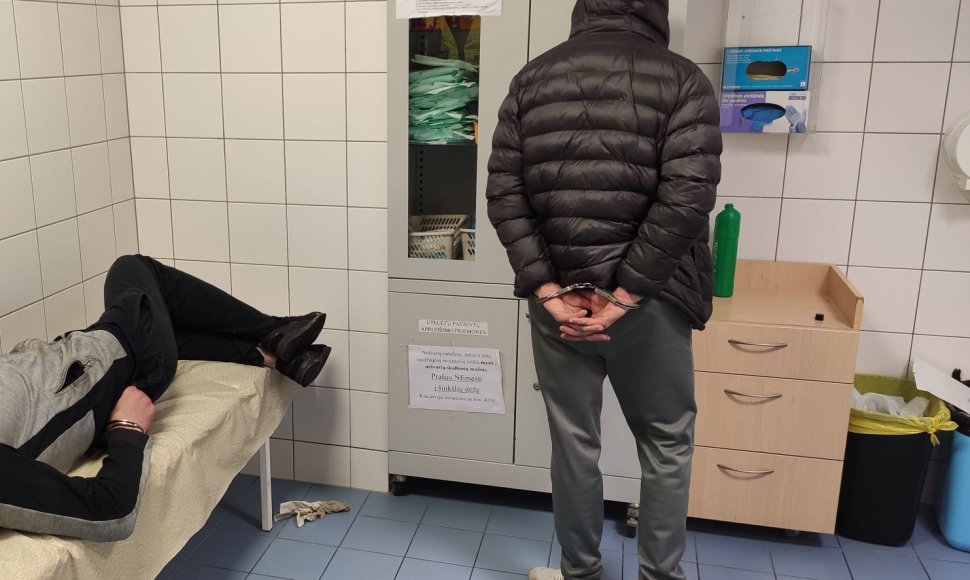 Naktis su Kauno policija: sučiuptas girtas vairuotojas ir du narkotikais bandę atsikratyti jauni vyrai