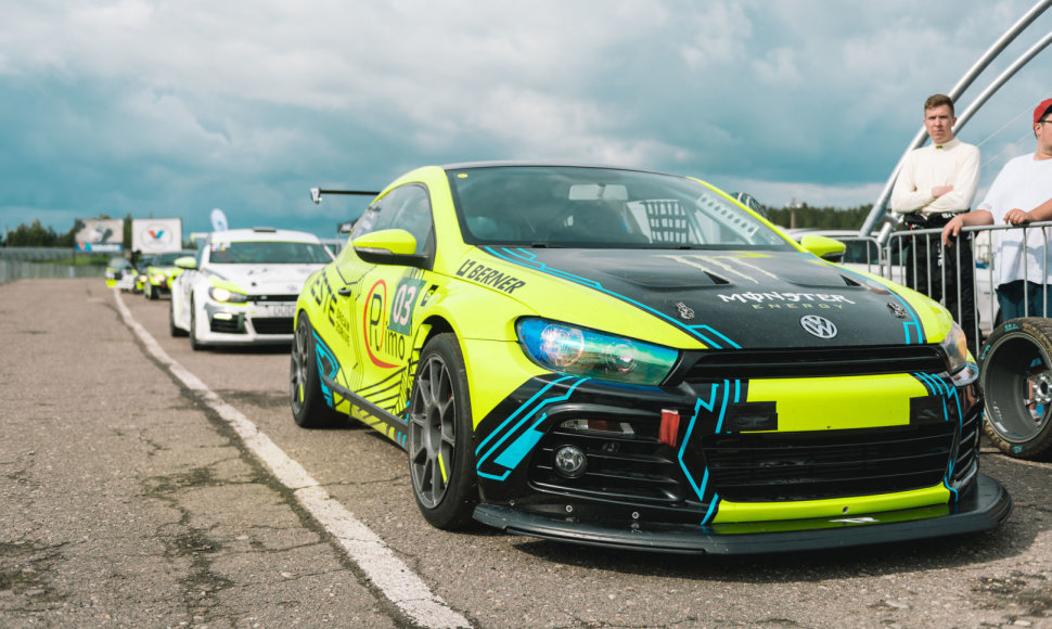 „Neste Dream 2 Drive – Tauras Racing“ komandos automobilis, kurį „Autoplius.lt Fast Lap“ Kačerginėje pilotuos du Lietuvos virtualių žiedinių lenktynių čempionato nugalėtojai.