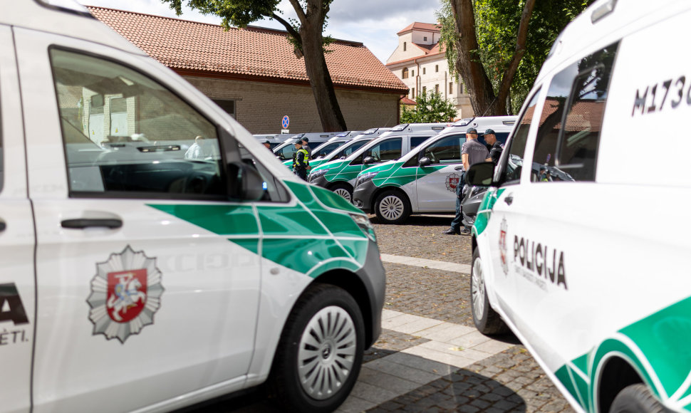 Naujų policijos automobilių „Mercedes-Benz“ perdavimas.