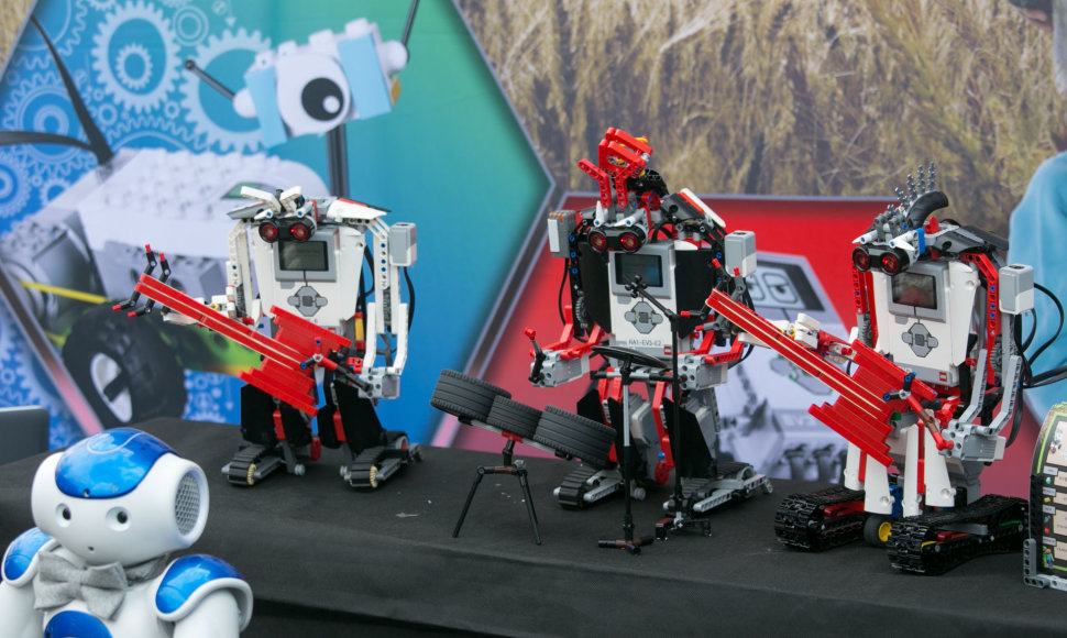 Muzikuojančių robotų pasirodymas