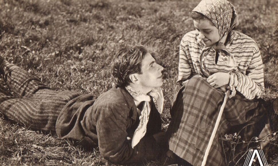 1931 m. filmo „Onytė ir Jonelis“ kadras. Jonelis (Vladas Sipaitis) ir Onytė (Vanda Lietuvaitytė)