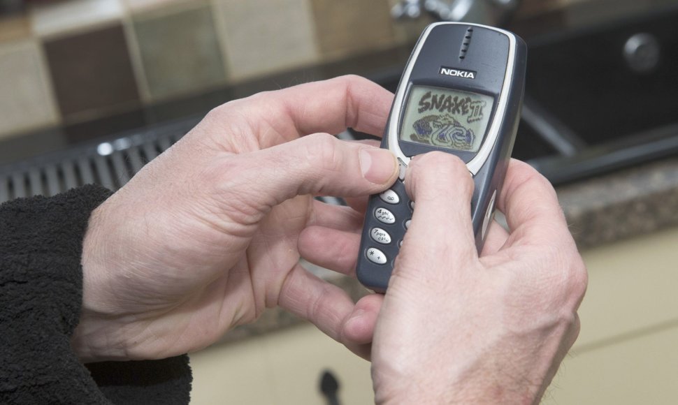 Britas tebesinaudoja 2000 metais įsigytu Nokia 3310 telefonu