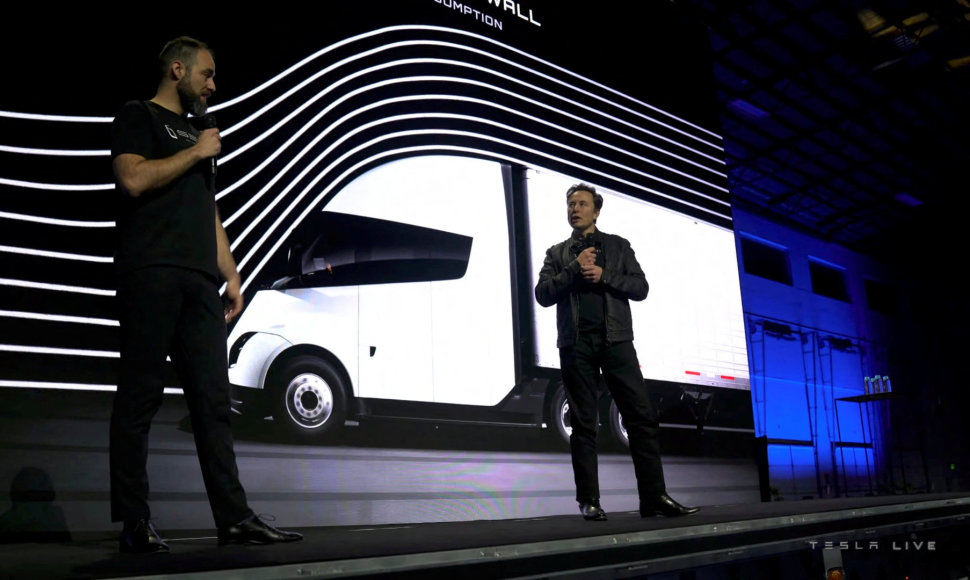 Elonas Muskas pristatė elektrinį vilkiką „Tesla Semi“