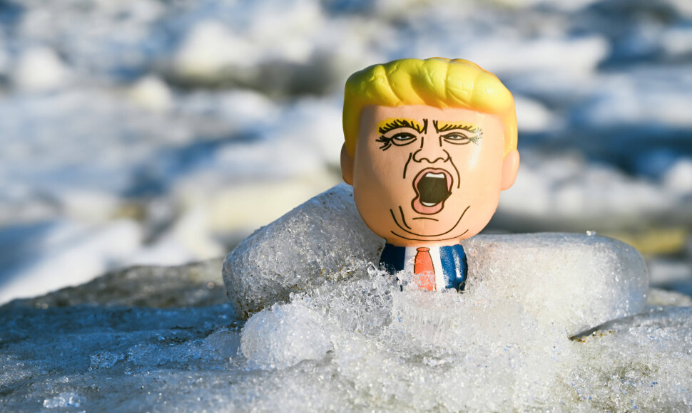 Donaldo Trumpo žaislinė figūrėlė sniege / IMAGO/Christian Ohde / IMAGO/Christian Ohde