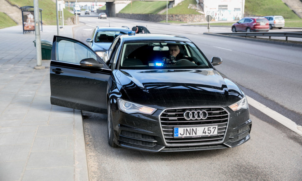 Patruliavimas su Lietuvos kelių policijos nežymėta „Audi A6“