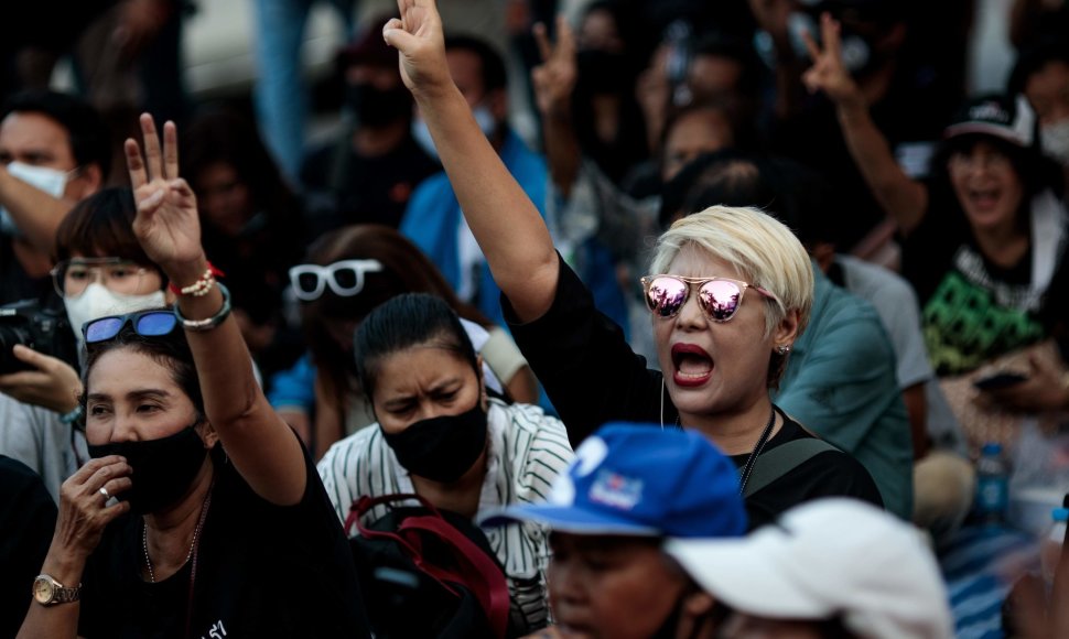 Pro-demokratinio judėjimo aktyvistai Tailande susirinko prie kalėjimo, kuriame tebėra įkalinti protestų lyderiai, 2020-ieji, spalio 23-24 diena