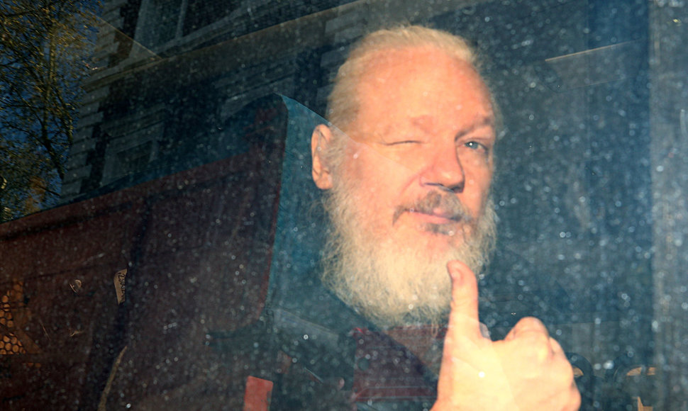 Balandžio 11 d. „Wikileaks“ įkūrėjas Julianas Assange'as atvyksta į teismo rūmus po suėmimo Londone