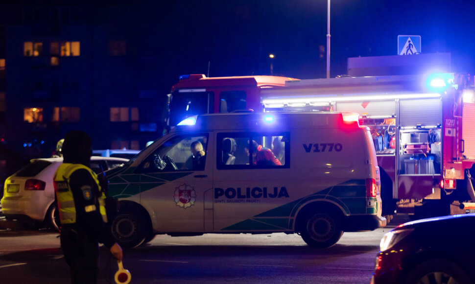 Vilniuje apvirto greitosios pagalbos automobilis