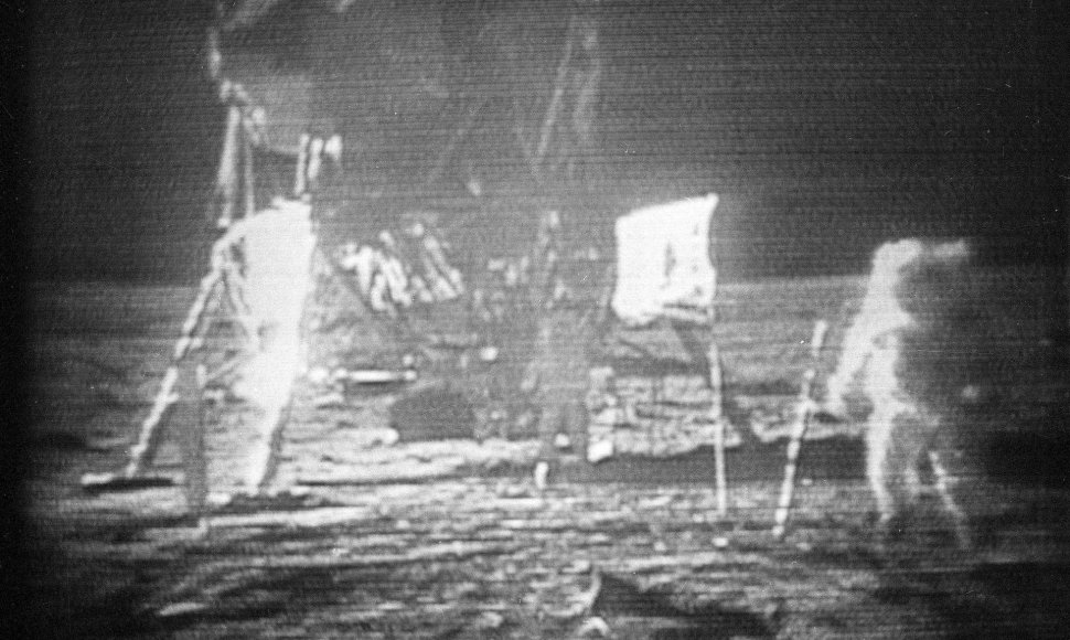 Neryškus kadras iš tiesioginės transliacijos: „Apollo 11“ astronautai Neilas Armstrongas ir Edwinas Aldrinas Mėnulyje