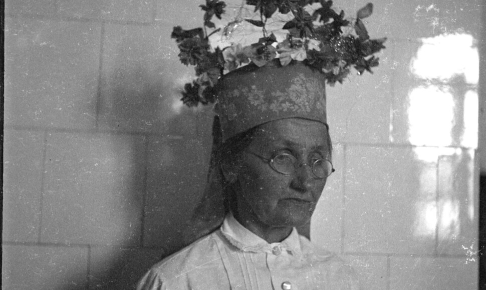 Moteris su galvos papuošalu, 1935 m.  