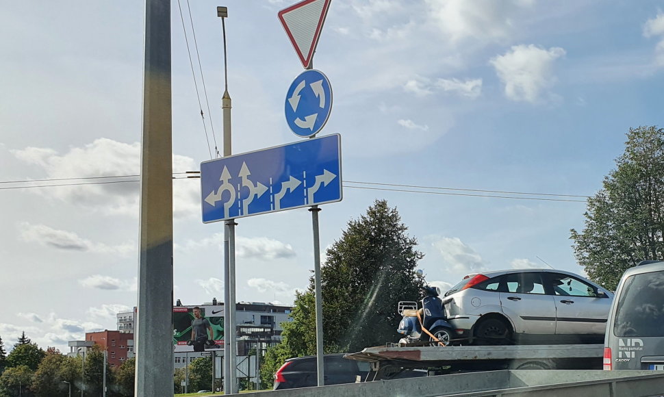 Įvykio vietoje: po susidūrimo su automobiliu, motoroleris išvežtas techninės pagalbos sunkvežimiu.