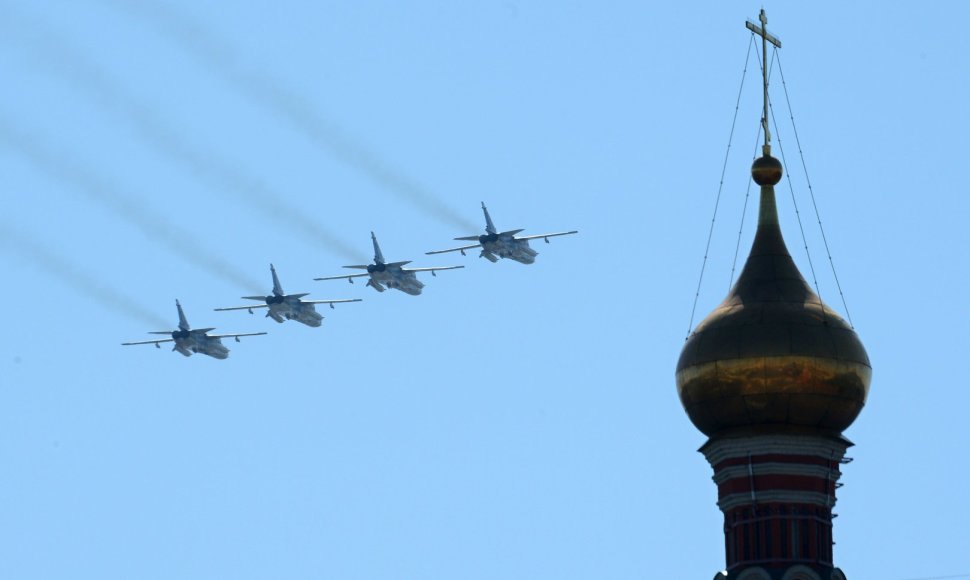 Šturmo lėktuvai Sukhoi Su – 24 virš Kremliaus