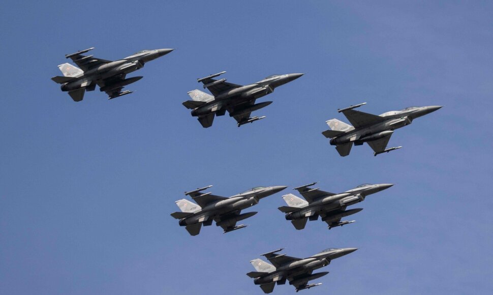 Lenkų naikintuvai F-16  / WOJTEK RADWANSKI / AFP