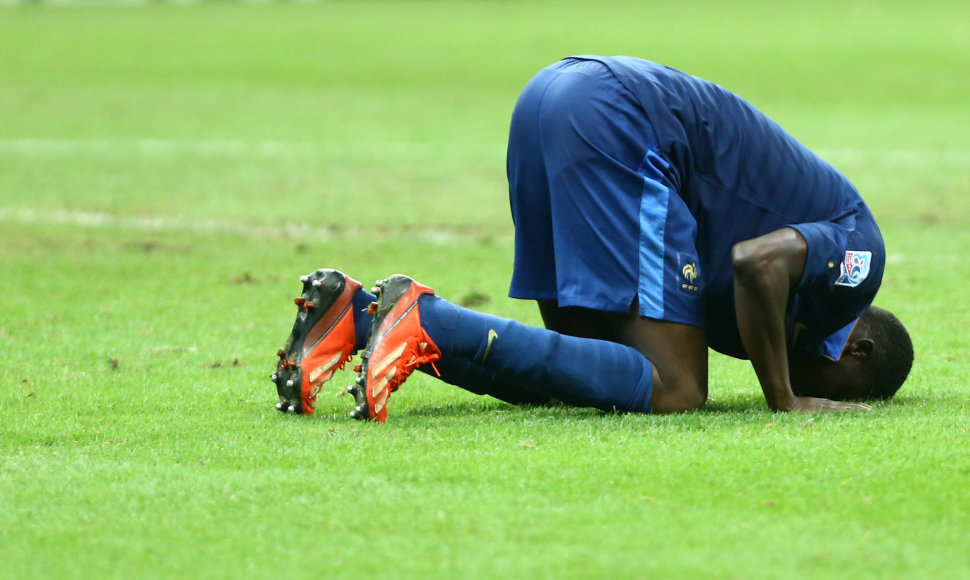 Futbolininkai musulmonai meldžiasi aikštėje