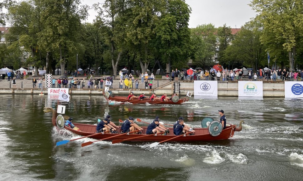 Per Jūros šventę surengtos drakonų valčių lenktynės