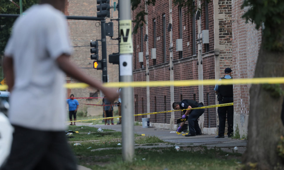 Po žiaurios nakties Čikagoje nušauti penki žmonės, dešimtys sužeista