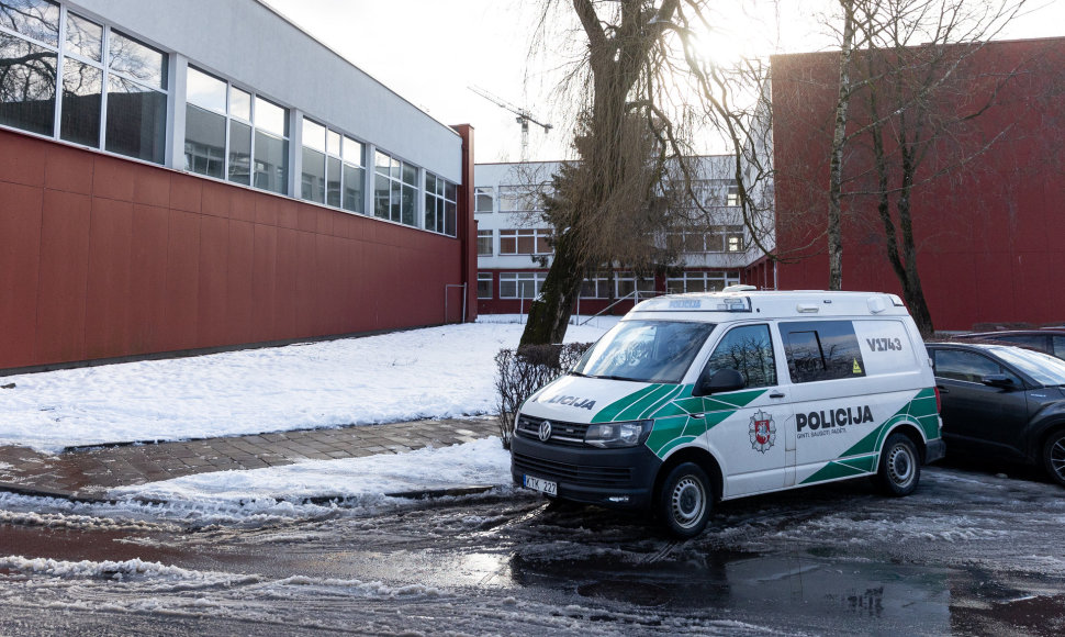 Policijos auitomobilis prie Vilniaus Levo Karsavino mokyklos