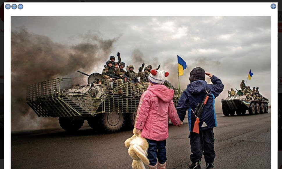 Ukrainos kariams pagarbą atiduodančių vaikų nuotrauka apskriejo internetą