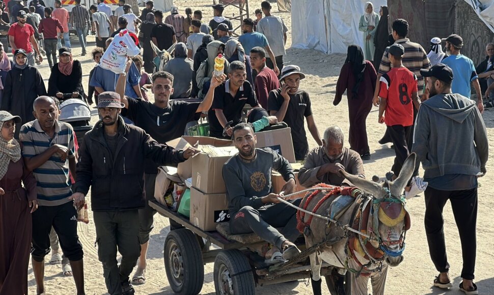 Palestiniečiai vyksta į pagalbos skirstymo centrą / IMAGO/Abdullah Abu Al-Khair\ apaimages / IMAGO/APAimages