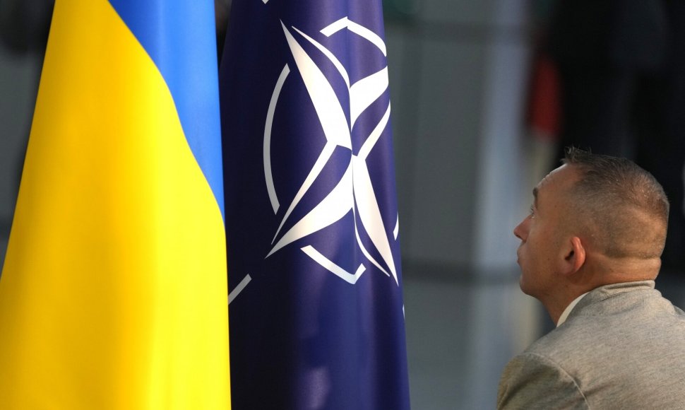 NATO kitais metais susitarė Ukrainai skirti 40 mlrd. eurų paramos / Virginia Mayo / AP