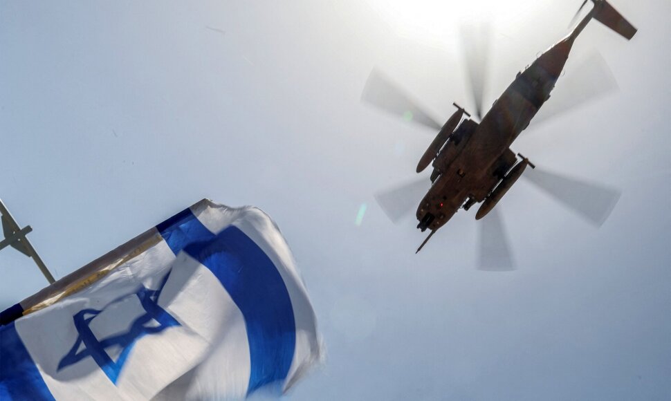 Izraelio vėliava ir sraigtasparnis / JACK GUEZ / AFP