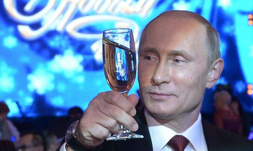 Vladimiras Putinas kelia šampano taurę
