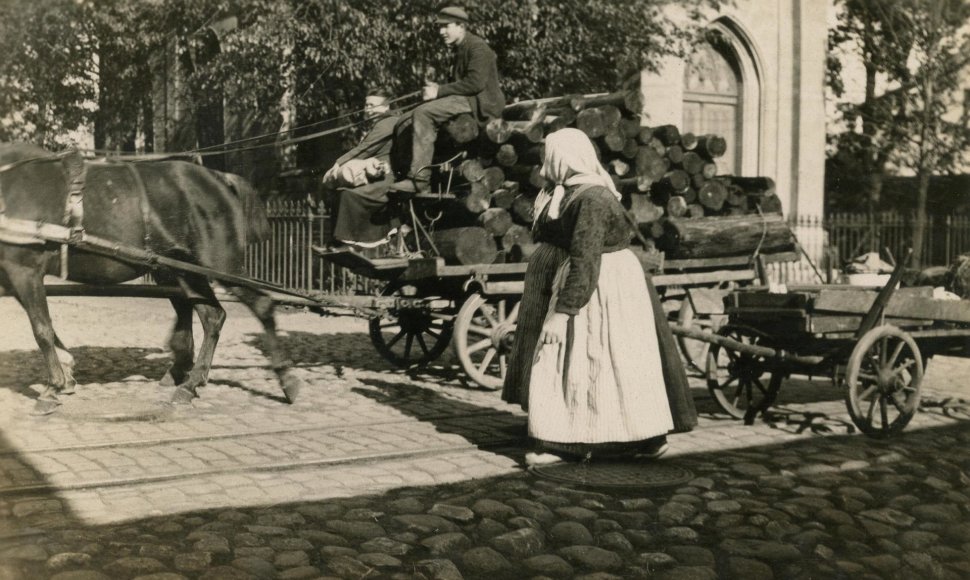 Klaipėdos turgaus prekeiviai ir pirkėjai. 