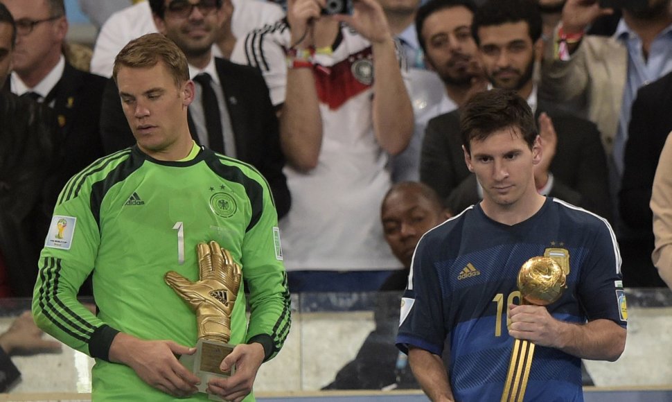 Vokietijos vartininkas gavo „Auksinės pirštinės“ apdovanojimą, o Lionelis Messi „Auksinio kamuolio“ apdovanojimą